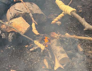 Ausflug der Vorschüler in den Wald mit Stockbrot am Lagerfeuer.